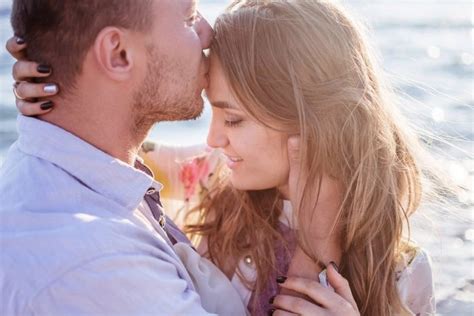 Poljubljanje, če je dobra kemija Spolna masaža Makeni